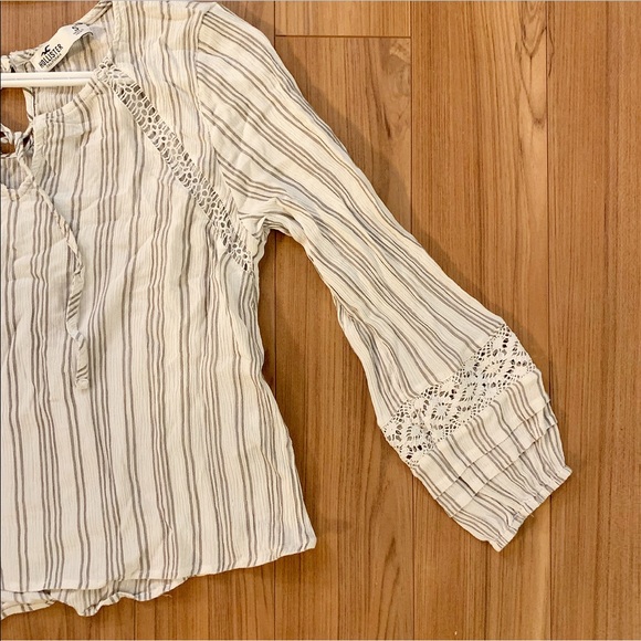 🌟 2/$20 Hollister peasant top - Picture 3 of 5